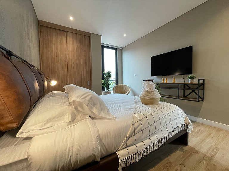 Family 2BR suite with city views in Chicó