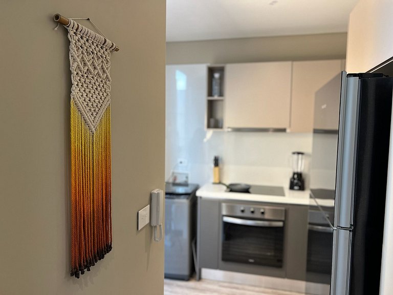 6th floor 1BR with balcony and views in Chicó