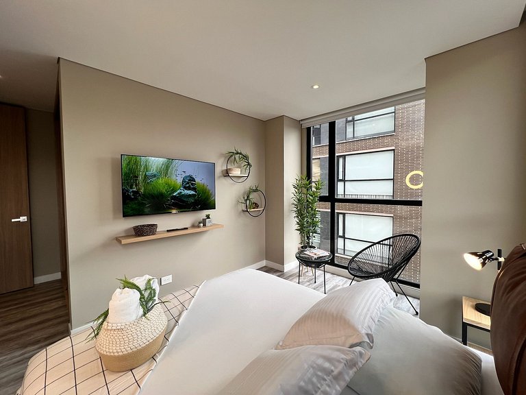 1 hab en piso 6 con balcón y vista en Chicó