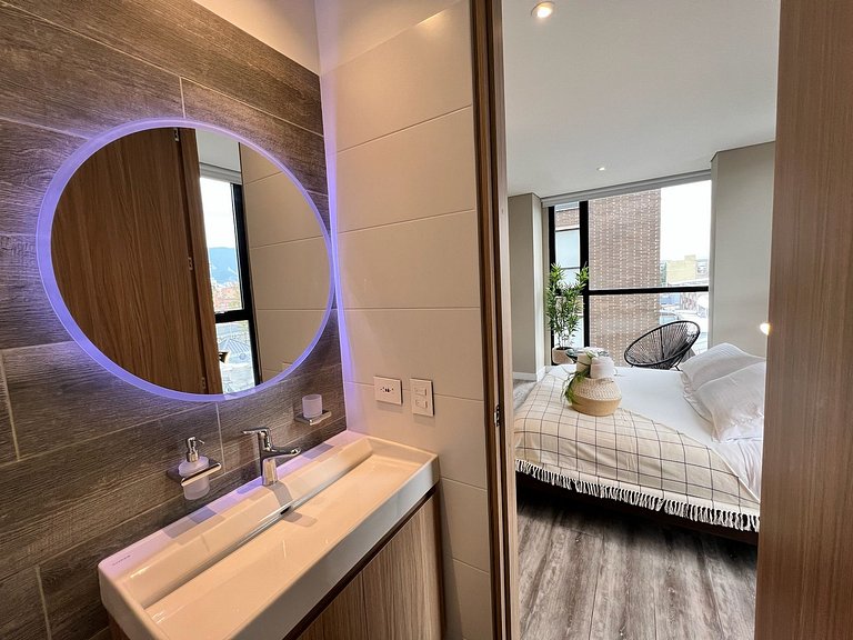 1 hab en piso 6 con balcón y vista en Chicó