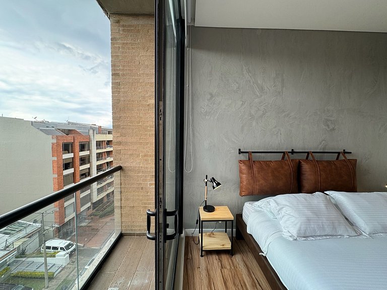 2 hab en piso 6 con balcón y vista en Chicó